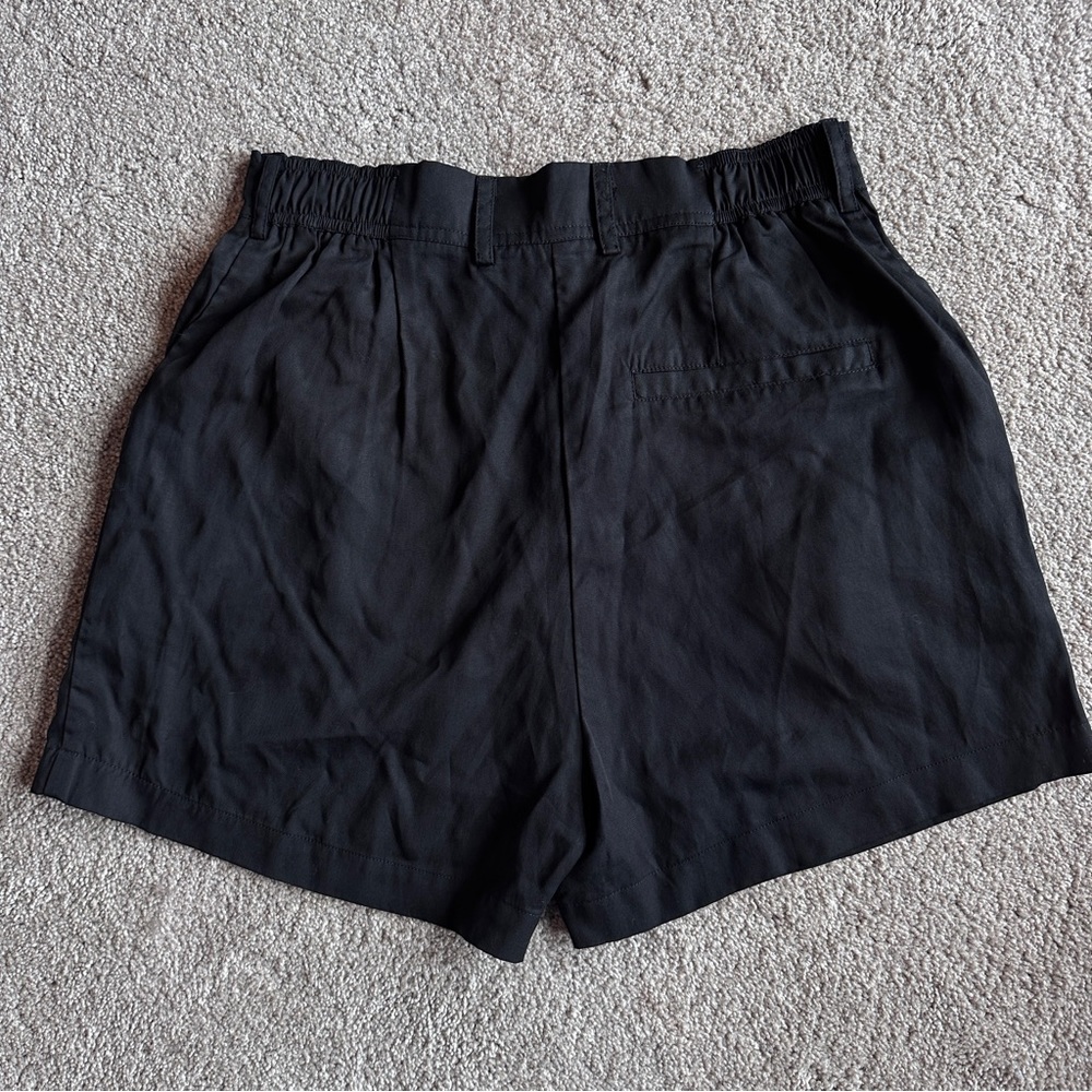 NWT Lulu's Black Front Pleated Flowy Shorts, Nordstrom. Size Large. - Picture 2 of 4